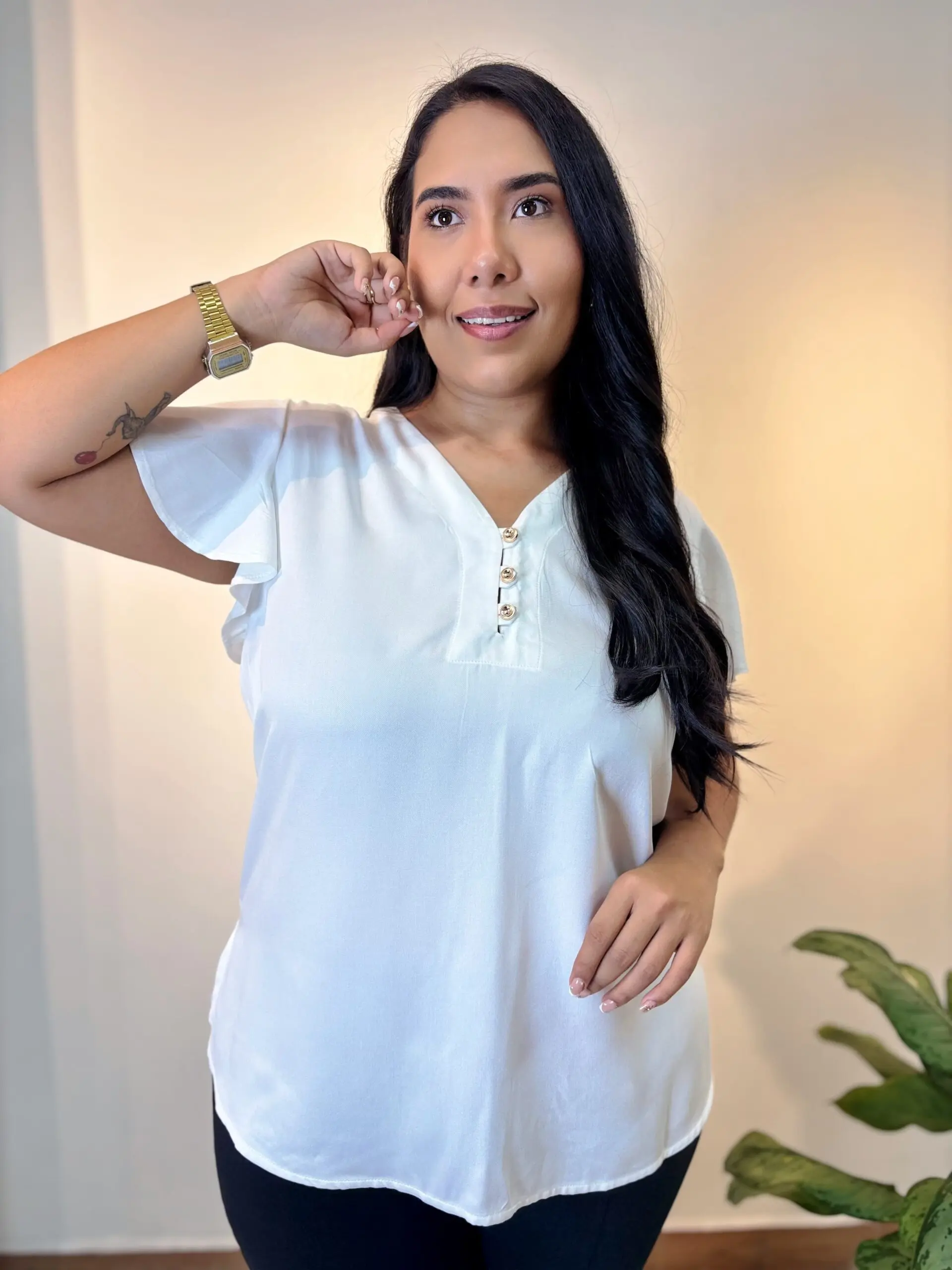 Blusa blanca extra plus de cuello en V con tres botones y mangas tipo bolero, con caída fluida y corte redondeado en la parte inferior.