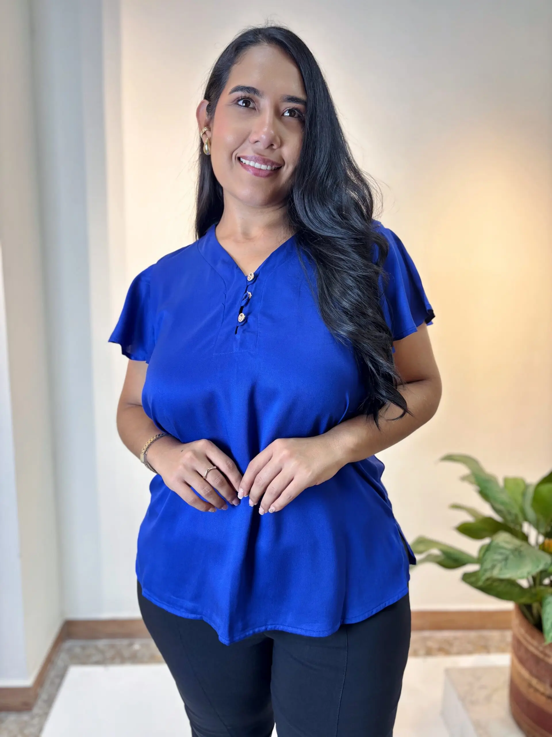 Blusa extra plus azul rey con mangas bolero y cuello en V con botones, de caída fluida para estilizar la silueta.