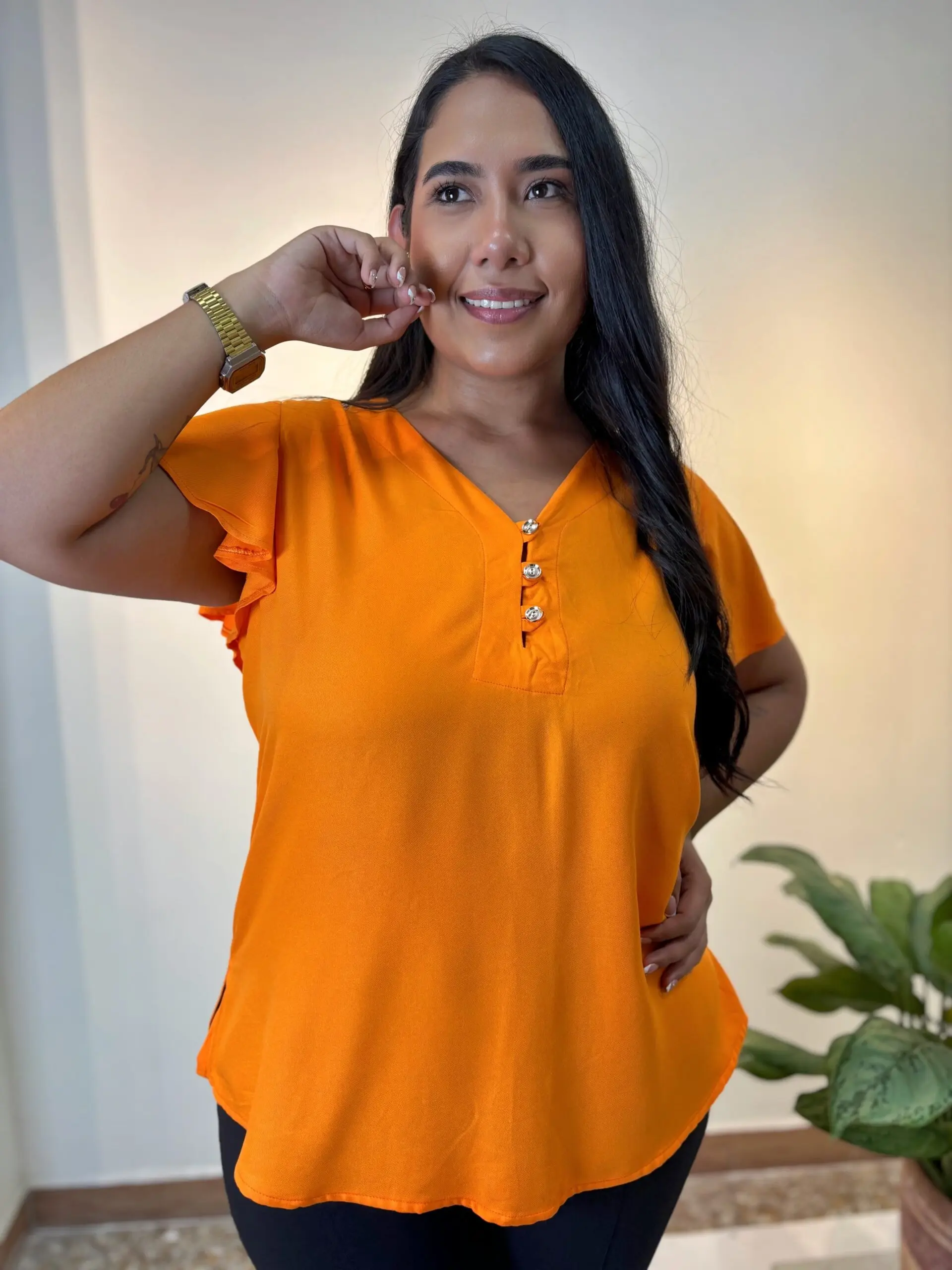 Blusa extra plus naranja con cuello en V, botones frontales y mangas bolero con volantes, de tela ligera y caída fluida.