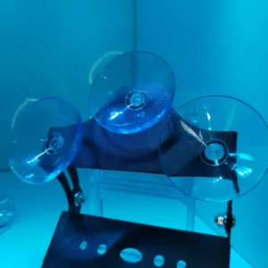 Soporte negro con tres ventosas de succión azules transparentes en la parte superior y base con orificios para balizas.