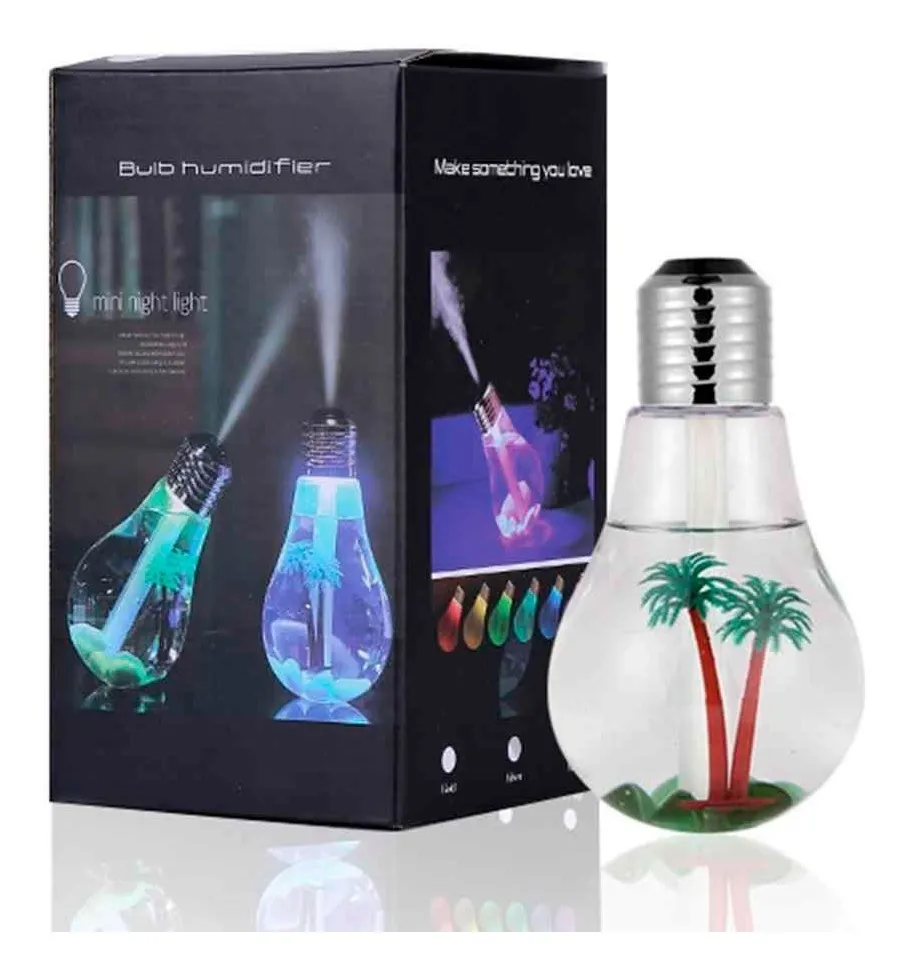 Humidificador con forma de bombilla y diseño de palmeras tropicales, junto a su empaque negro que muestra la función de luz LED y emisión de vapor.