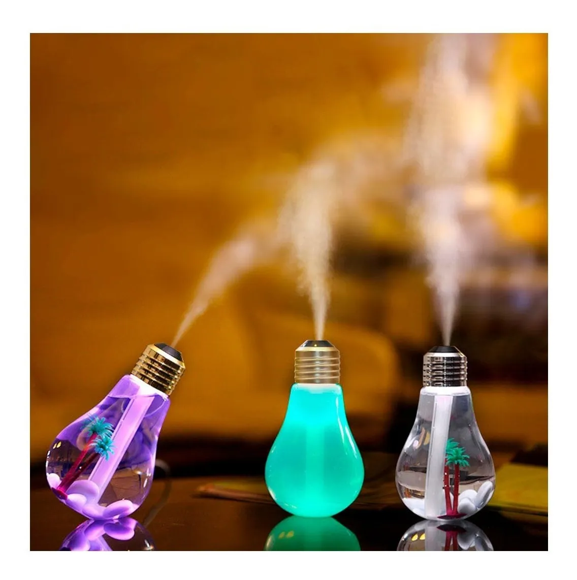 Tres humidificadores difusores en forma de bombilla con luz LED, uno morado inclinado, uno central verde brillante y uno transparente con palmeras.