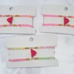 Set de 4 pulseras magnéticas rosadas y multicolores para parejas, con tejido en macramé, cuentas doradas y un dije central de corazón con cierre imantado.