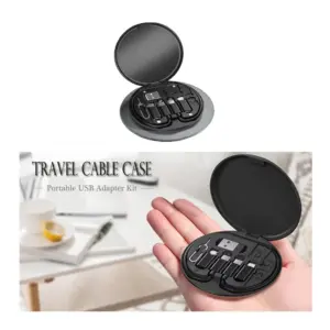 Estuche organizador circular negro abierto en una mano, mostrando cable integrado, adaptadores USB, tipo C, micro USB y ranuras para tarjetas SIM.