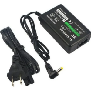 Adaptador de corriente negro para consola PSP con cable de alimentación de dos pines y conector de salida de 5V, presentado en ángulo sobre fondo blanco.