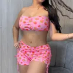 Pijama de dos piezas rosa con estampado de fresas, incluye top estraple y short con lazos laterales ajustables.