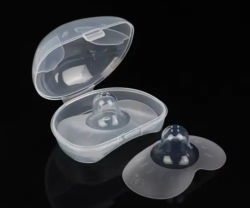 Pezonera de silicona transparente para lactancia con estuche protector ovalado y tapa abatible sobre superficie oscura