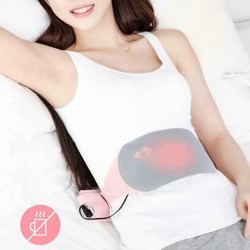 Mujer recostada usando cinturón térmico eléctrico rosado y gris en el abdomen, con panel de calor visible.
