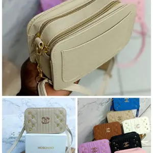 Bolsos manos libres: un modelo crema con múltiples compartimentos y varios diseños acolchados con pines dorados en colores variados.