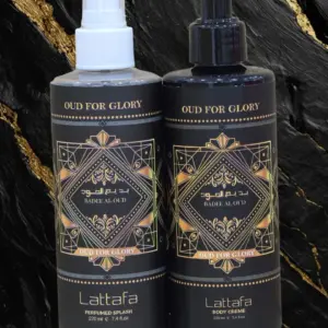 Set Lattafa Oud For Glory con spray y crema corporal en envases negros con grabados dorados sobre fondo de mármol negro y oro.