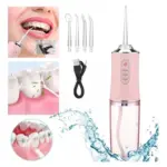 Irrigador bucal eléctrico inalámbrico rosa con tanque de agua, cuatro boquillas intercambiables, cable USB e ilustraciones de uso en dientes con ortodoncia.