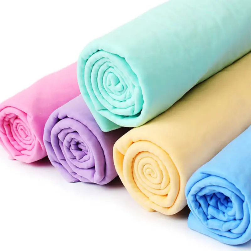 Set de toallas de microfibra para cabello enrolladas en colores pastel: rosa, morado, menta, amarillo y azul, con textura suave y alta capacidad absorbente.
