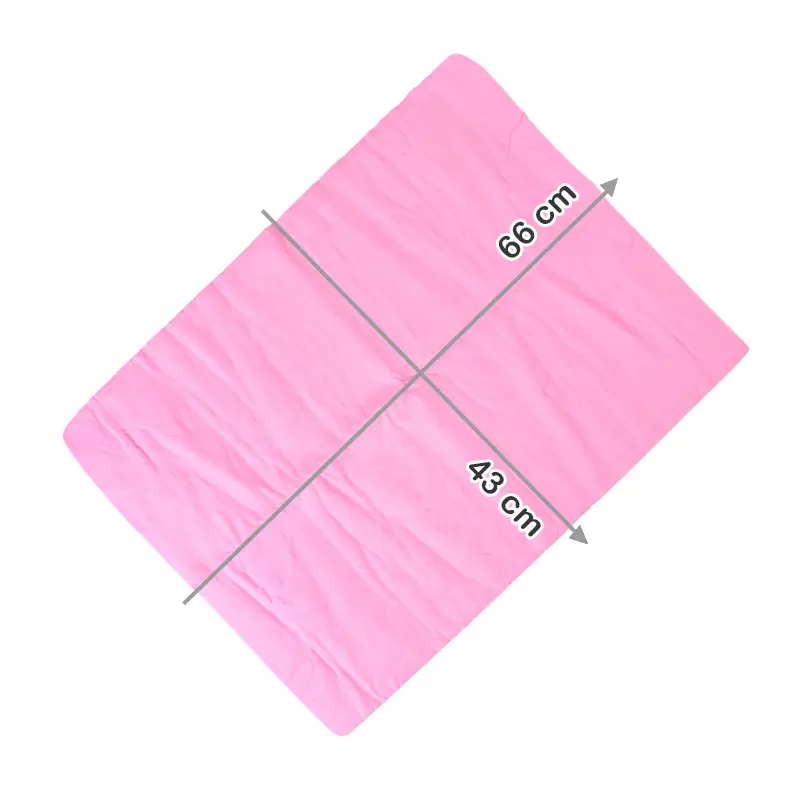 Toalla de microfibra rosa para cabello con dimensiones de 66 cm por 43 cm, mostrada en ángulo para apreciar su textura.