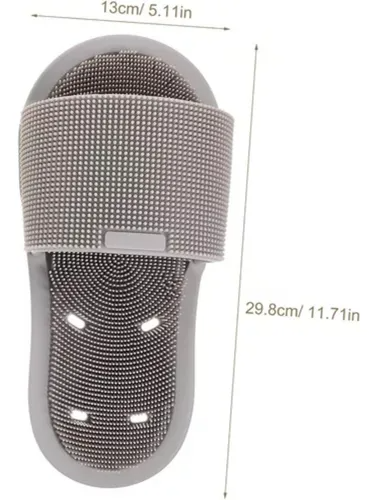 Limpiador de pies de silicona gris con textura de cerdas y banda superior. Medidas: 29.8 cm de largo por 13 cm de ancho.