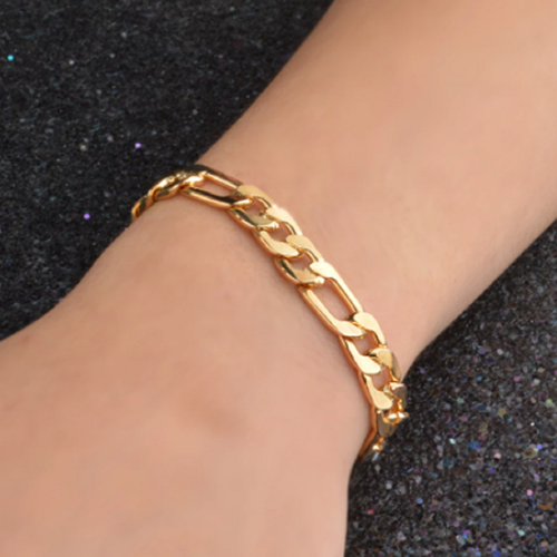 Brazalete Bismark de oro 18K con eslabones entrelazados brillantes, lucido en la muñeca sobre un fondo oscuro texturizado.