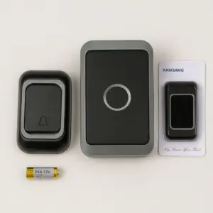 Set de timbre inalámbrico negro y gris con dos receptores de diferente tamaño, un transmisor pequeño en su empaque y una batería de 12V.