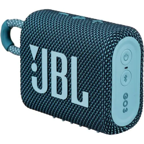 Parlante portátil Bluetooth JBL Go 3 azul oscuro con malla textil, logotipo frontal y panel lateral con controles y asa integrada.
