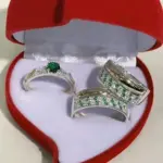Set de argollas de plata italiana con piedras verdes y oro - simboliza tu unión con elegancia - Imagen 3