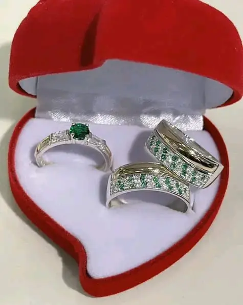 Set de argollas de plata italiana con piedras verdes y oro - simboliza tu unión con elegancia