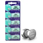 Blíster morado de cinco pilas Sony 364 SR621SW de óxido de plata y 1.55V, con dos baterías de botón sueltas al lado.