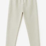 Pantalón jogger deportivo de bota recta para hombre en tono avena con cintura elástica y cordón blanco ajustable.