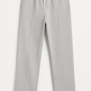 Sudadera de dama color gris claro con bota recta, diseño en algodón perchado, pretina elástica con cordón ajustable y costuras frontales verticales.