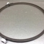 Anillo soporte giratorio marrón de 27 cm para plato de microondas, con tres ruedas blancas de desplazamiento uniforme.
