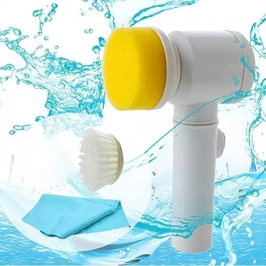 Cepillo de limpieza eléctrico portátil blanco con cabezal de esponja amarilla y cabezal de cerdas extra, acompañado de paño azul sobre fondo de agua.