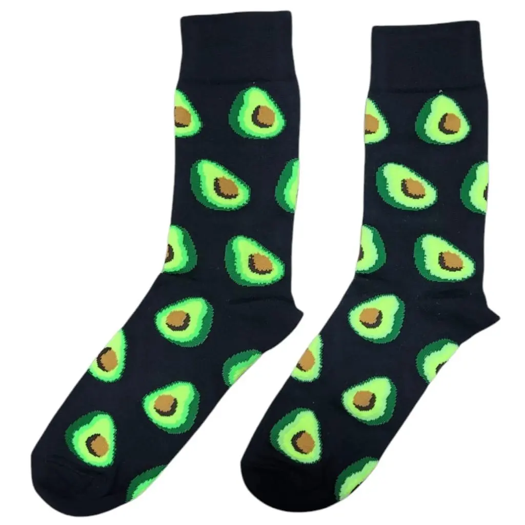 Par de calcetines unisex de caña media en color negro con estampado de aguacates verdes y café, diseño casual en tejido de algodón.