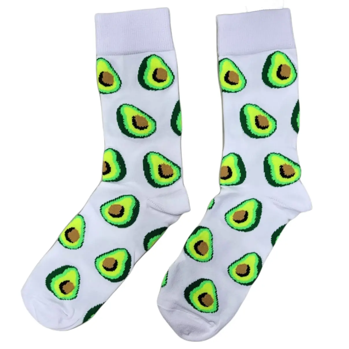 Par de calcetines unisex de caña alta en color blanco, decorados con un estampado repetitivo de aguacates verdes con semilla café sobre fondo claro.