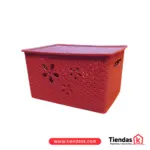Caja organizadora plástica color rojo de 8 litros con tapa, diseño tipo rattan y detalles florales calados, ideal para almacenamiento y orden en el hogar.