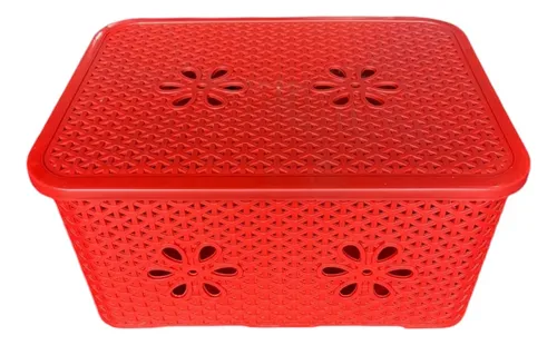 Caja organizadora roja de 8 litros con tapa, diseño estilo rattan y detalles de flores troqueladas en la superficie y el frente para almacenamiento.