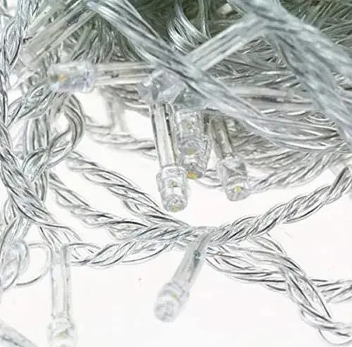 Serie de luces LED navideñas con cable transparente y bombillas pequeñas de luz cálida, ideal para decoración de interiores y exteriores.