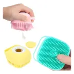 Set de dos cepillos de baño de silicona para mascotas, uno rosado dispensando jabón y otro amarillo y verde desarmados mostrando su depósito.