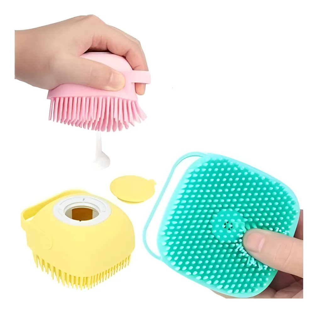 Set de dos cepillos de baño de silicona para mascotas, uno rosado dispensando jabón y otro amarillo y verde desarmados mostrando su depósito.
