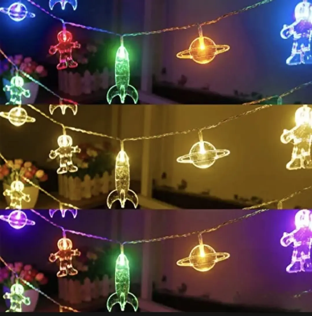 Luces LED decorativas espaciales con figuras de astronautas, planetas y cohetes mostradas en tres tonalidades de iluminación diferentes.