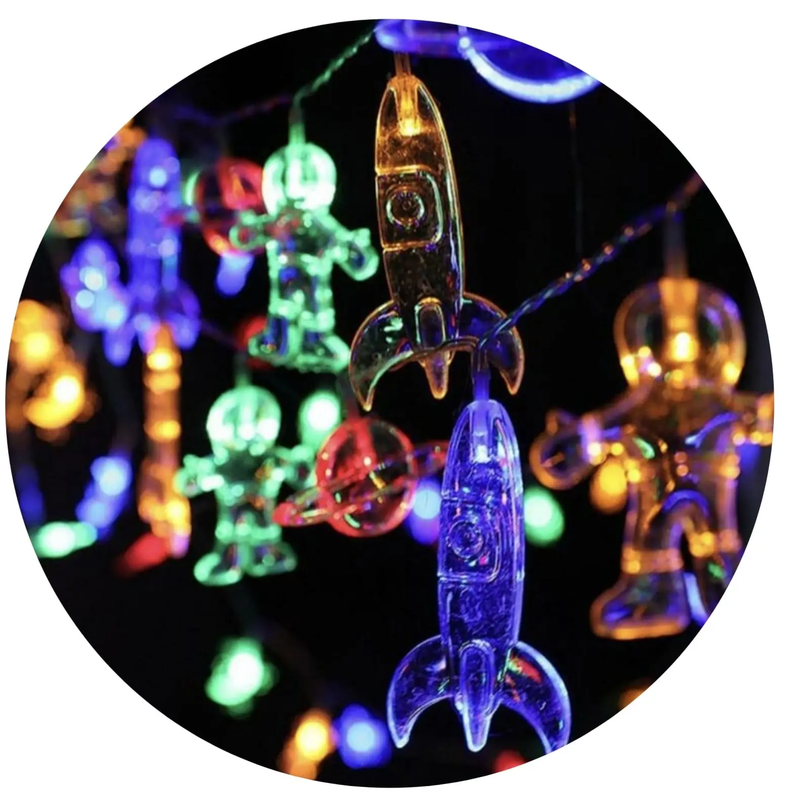 Serie de luces LED decorativas con figuras de astronautas, cohetes y planetas en colores azul, amarillo y verde para fiestas.