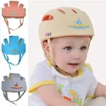 Casco protector para bebé beige con ventilación en uso, con variantes en colores rosa, azul y gris para proteger la cabeza durante el gateo.