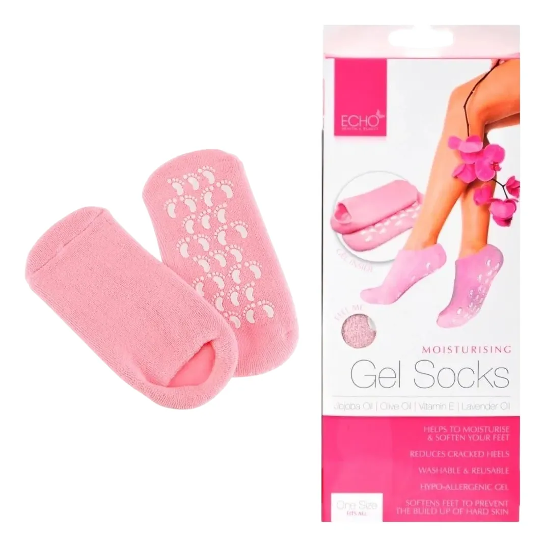 Medias de silicona rosa para hidratar pies con relieve en la planta, junto a su empaque con ingredientes de jojoba, oliva y lavanda.