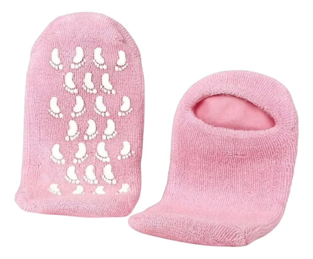 Medias de talón color rosa con estampado de huellas blancas en la planta y vista lateral de la abertura, de textura suave para hidratación.
