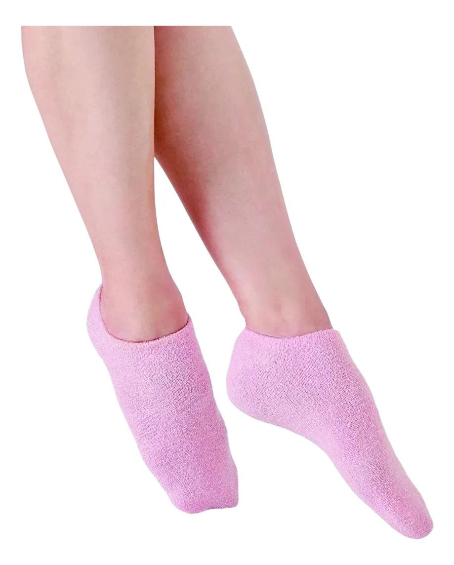 Medias hidratantes para talones de color rosado con textura suave y afelpada, aplicadas sobre los pies para suavizar la piel.