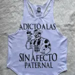 Esqueleto deportivo blanco para hombre en tela ligera, con diseño estampado frontal negro de calavera musculosa y texto.