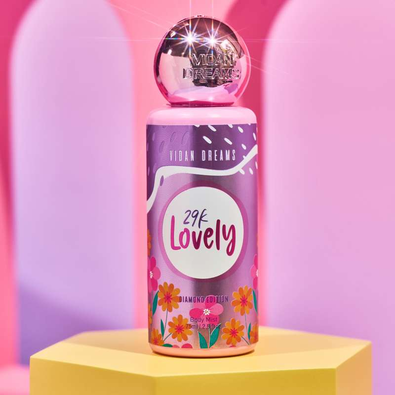 Mini splash 29K Lovely Diamond Edition con envase morado de diseño floral y tapa esférica rosa brillante sobre pedestal amarillo.