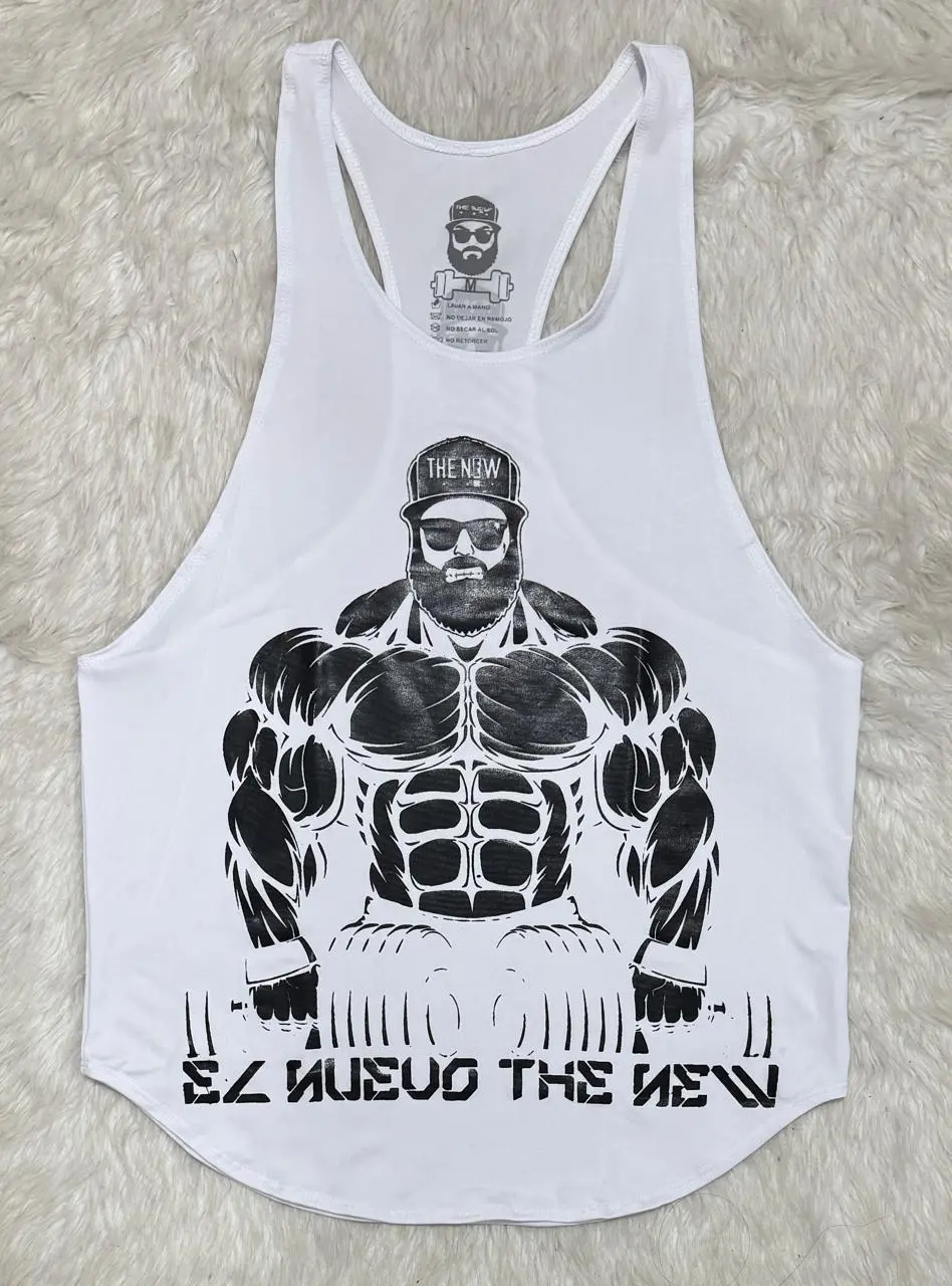 Camiseta esqueleto olímpico blanco para hombre con estampado frontal en negro de fisicoculturista musculoso con pesas y cuello redondo.