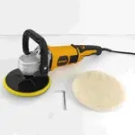Polichadora rotativa DeWalt amarilla y negra con plato de apoyo, llave Allen y disco de pulido blanco para detallado automotriz.