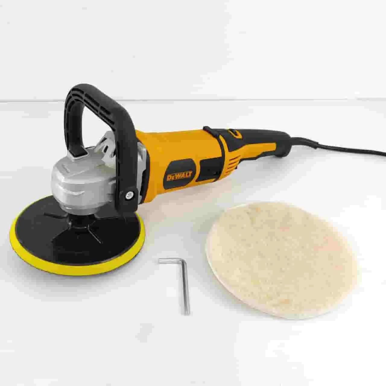 Polichadora rotativa DeWalt amarilla y negra con plato de apoyo, llave Allen y disco de pulido blanco para detallado automotriz.