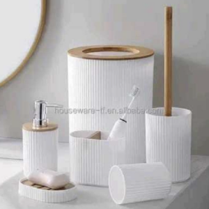 Set de accesorios para baño en color blanco con textura estriada y detalles en madera, incluye dispensador de jabón, papelera, cepillera y portaescobillas.