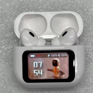 Audífonos inalámbricos blancos A90 Pro en estuche con pantalla táctil LCD a color que muestra hora, animación y porcentaje de batería.