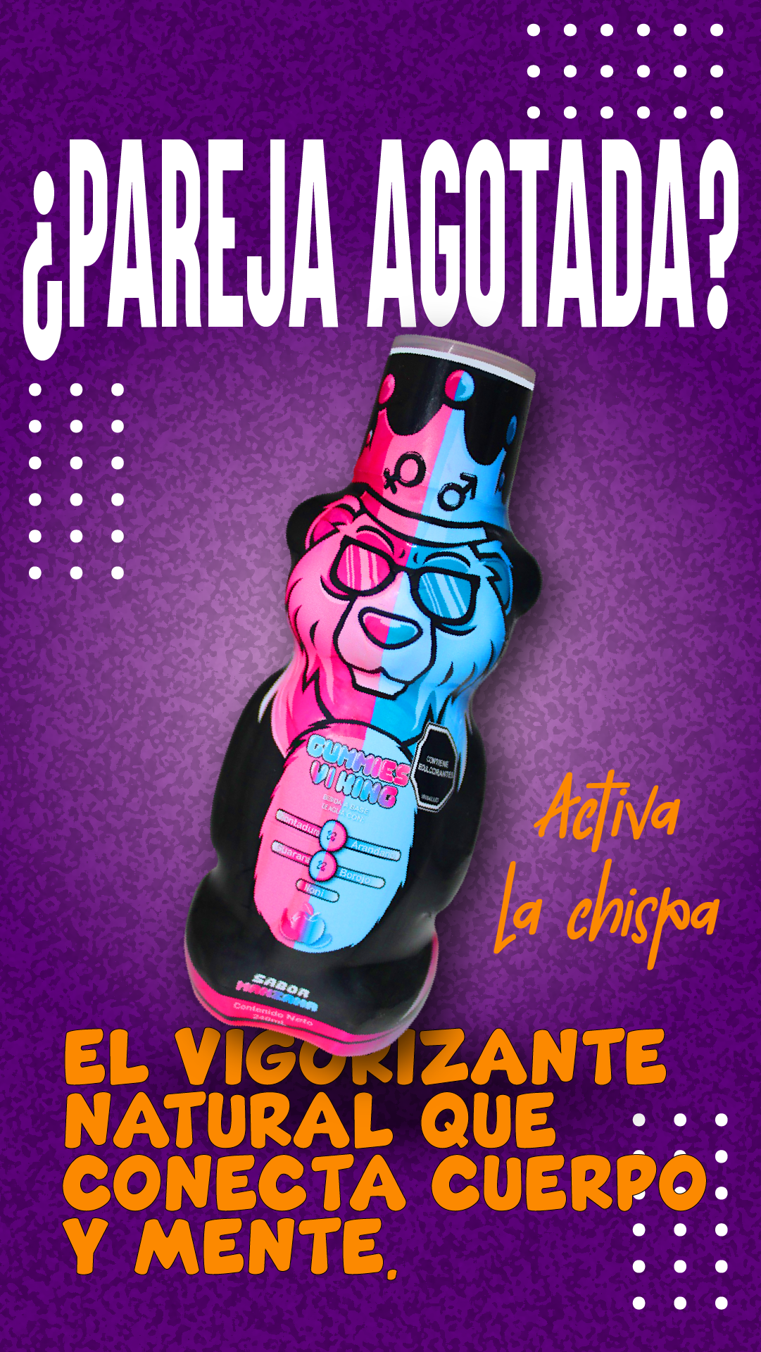Jarabe energizante en botella con oso bicolor rosa y azul, corona y gafas, con texto Activa la chispa sobre fondo morado texturizado.