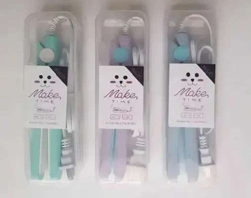 Set de tres mini planchas alisadoras portátiles en estuches plásticos transparentes, colores verde menta, lila y celeste, con cable y clavija blanca.